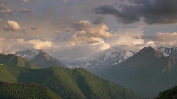 Hermosas Nubes Del Atardecer Las Montañas Cáucaso Rusia Timelapse — Vídeos de Stock
