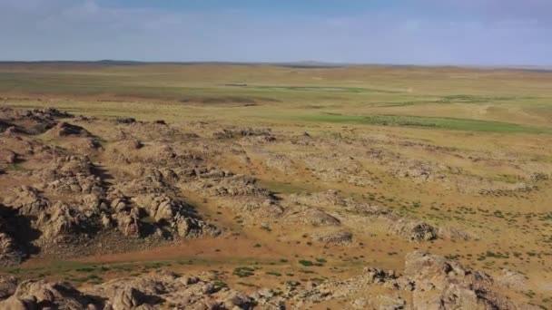 蒙古戈壁沙漠Baga Gazriin Chuluu岩层和草原周围的空中景观 — 图库视频影像