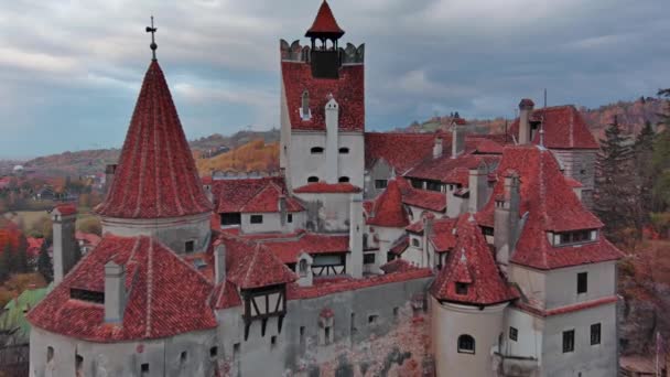 ルーマニアのトランシルヴァニア地域でブラン城の空中ビュー 秋の季節と暗い雲 — ストック動画