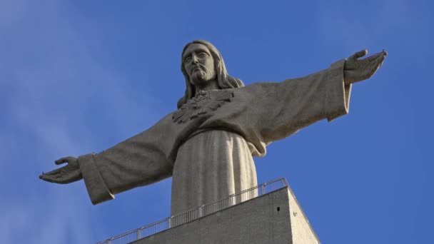 Estatua Cristo Rey Cristo Rei Contra Cielo Azul Con Nubes — Vídeo de stock