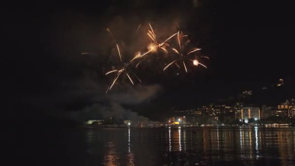Focuri Artificii Strălucitoare Care Explodează Lumini Colorate Malul Mării Mic — Videoclip de stoc