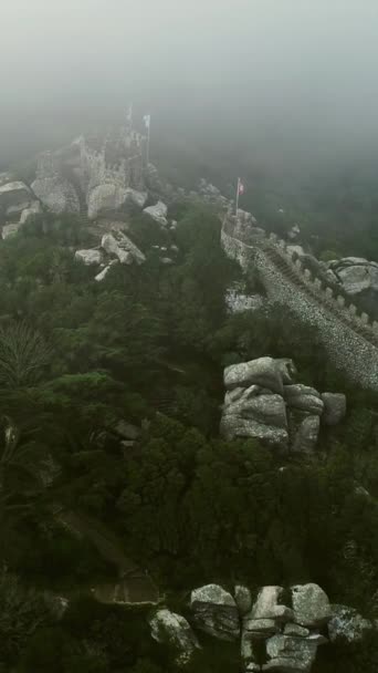 葡萄牙辛特拉 在大雾和云雾中俯瞰城堡或摩尔人城堡 摩尔人城堡 的空中 垂直录像 — 图库视频影像