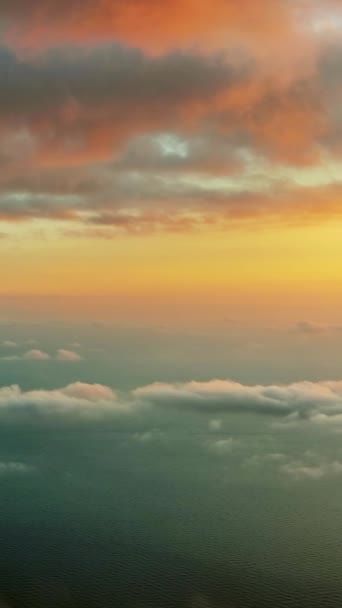 Volando Nubes Brillantes Sobre Mar Colores Brillantes Atardecer Vídeo Vertical — Vídeos de Stock