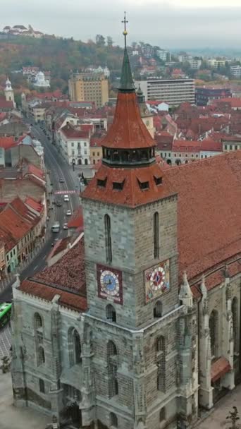 秋のブラゾフ旧市街と ルーマニアのトランシルヴァニア地方の黒教会の周りの空中 バーティカルビデオ — ストック動画