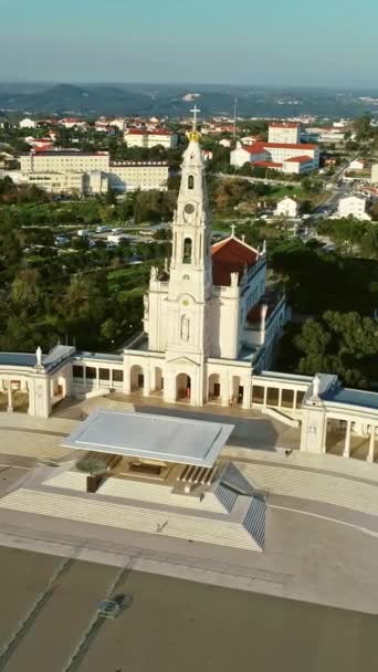 大教堂建筑群和法蒂玛教堂的空中视野 法蒂玛是葡萄牙天主教朝圣中心 垂直录像 — 图库视频影像