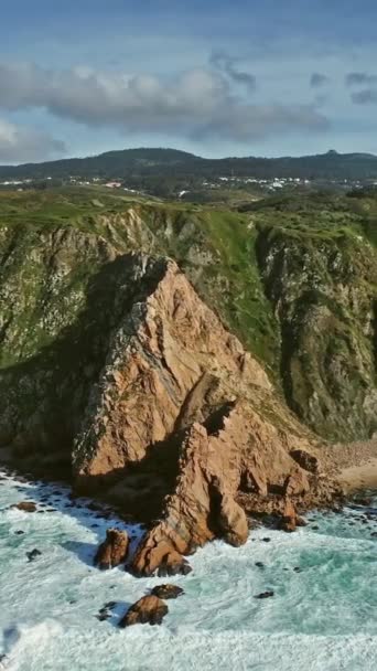 Flyg Runt Atlantkusten Med Klippor Och Vågor Portugal Vertikal Video — Stockvideo