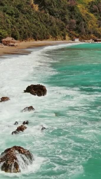 砂浜とターコイズ海の波 アドリア海 モンテネグロの空中ビュー バーティカルビデオ — ストック動画