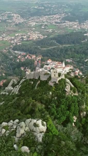 葡萄牙辛特拉Castelo Dos Mouros或Moorish Castle Moors 的空中景观 垂直录像 — 图库视频影像