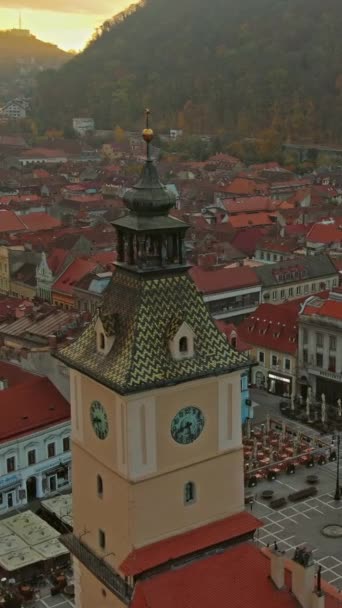ルーマニアのトランシルヴァニア地方 秋にピアタ サファティア広場を持つブラゾフの古い町の空想的な眺め バーティカルビデオ — ストック動画