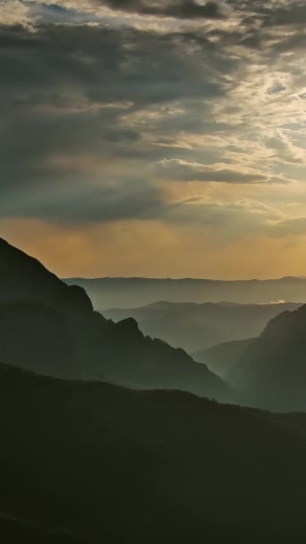Sutjeska国家公园马格利奇山的空中景观 波斯尼亚和黑塞哥维那的最高峰 日落时美丽的全景 垂直录像 — 图库视频影像