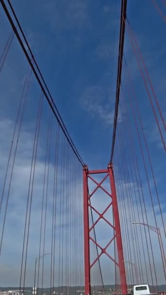 Mengemudi Jembatan April Yang Terkenal Kota Lisbon Portugal Video Vertikal — Stok Video