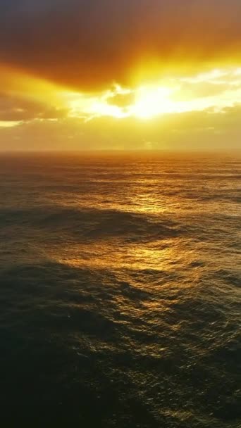 Atlantik Okyanusu Nun Büyük Dalgaları Dramatik Günbatımı Gökyüzünün Havadan Görünüşü — Stok video