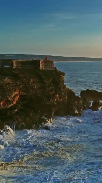 Portekiz Nazare Günbatımında Büyük Dalgalarla Atlantik Okyanusu Kıyısında Bir Kalesi — Stok video