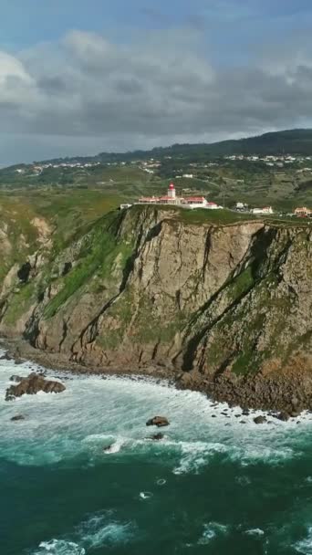 罗卡角灯塔 Cabo Roca 是葡萄牙欧洲大陆最西端的灯塔 垂直录像 — 图库视频影像