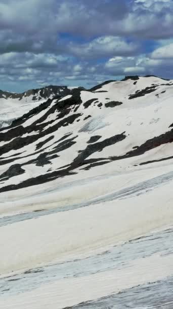 空中的雪景覆盖了俄罗斯高加索山脉的山峰 垂直录像 — 图库视频影像