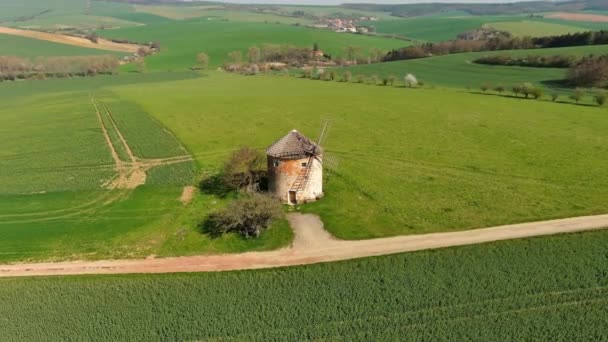 Luchtfoto Rond Uitzicht Oude Molen Groene Heuvels Met Landbouwvelden Lente — Stockvideo