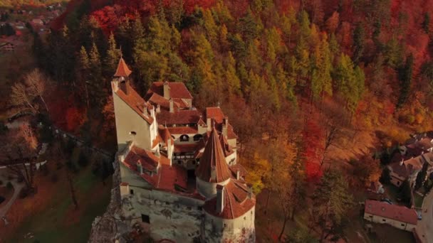 Romanya Nın Transilvanya Bölgesindeki Bran Şatosunun Hava Manzarası Sonbahar Mevsimi — Stok video