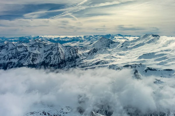 Letecký Pohled Zasněžené Pohoří Mraky Alpy Rakousko — Stock fotografie