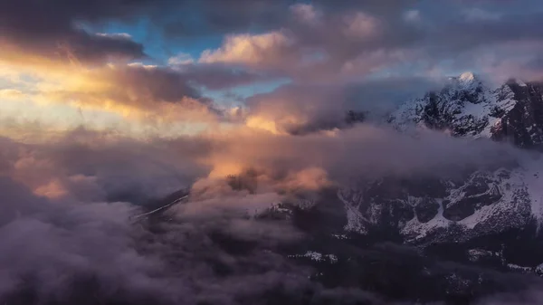 Letecký Pohled Skalnaté Hory Při Úžasném Barevném Západu Slunce Dolomitech — Stock fotografie