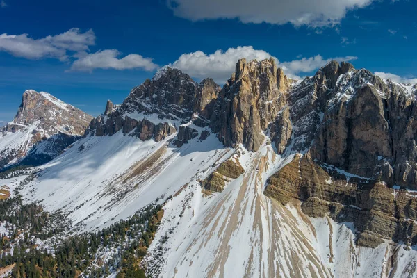 Vista Aérea Increíbles Montañas Rocosas Nieve Atardecer Dolomitas Italia —  Fotos de Stock