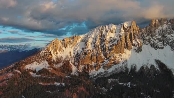 Flygfoto Över Fantastiska Klippiga Berg Snö Vid Solnedgången Dolomiterna Italien — Stockvideo