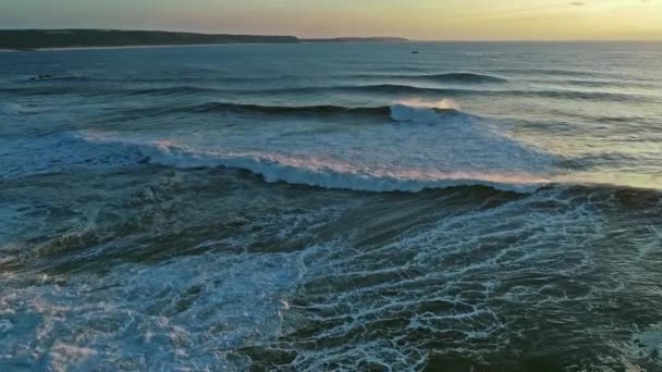 Atlantik Okyanusunun Büyük Dalgaları Günbatımı Gökyüzünün Havadan Görünüşü — Stok video