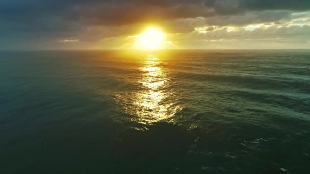 Atlantik Okyanusunun Büyük Dalgaları Dramatik Günbatımı Gökyüzü — Stok video