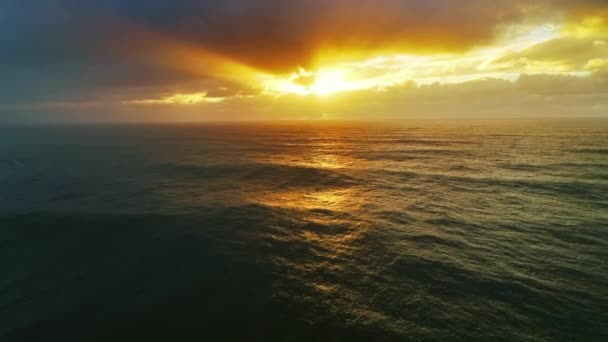 从空中俯瞰大西洋的巨浪和壮观的落日天空 — 图库视频影像