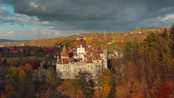 Αεροφωτογραφία Του Κάστρου Μπραν Στην Περιοχή Τρανσυλβανία Ρουμανία Φθινοπωρινή Περίοδος — Αρχείο Βίντεο
