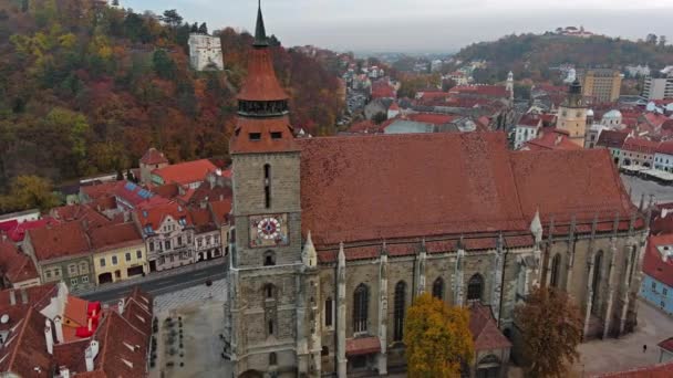 秋のブラソフ旧市街と黒教会の景色の周りの空中 トランシルヴァニア地方 ルーマニア — ストック動画