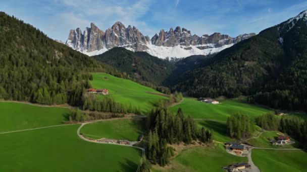 サンタ マグダレナ村 イタリアのドロマイトアルプス 南チロル バルディ ファーンズ イタリア 4Kで春の風景 — ストック動画