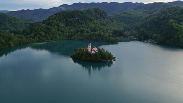 Aerial View Bled Lake Pilgrimage Church Assumption Maria Small Island — Stock Video