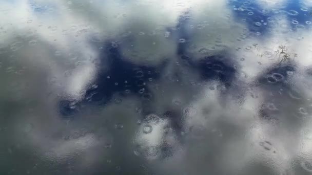 Αεροφωτογραφία Του Ουρανού Σύννεφα Αντανάκλαση Στο Νερό Της Λίμνης Δαχτυλίδια — Αρχείο Βίντεο