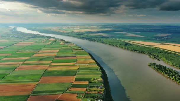 Αεροφωτογραφία Πολύχρωμων Αγρών Στην Ψηλή Όχθη Του Ποταμού Δούναβη Στη — Αρχείο Βίντεο
