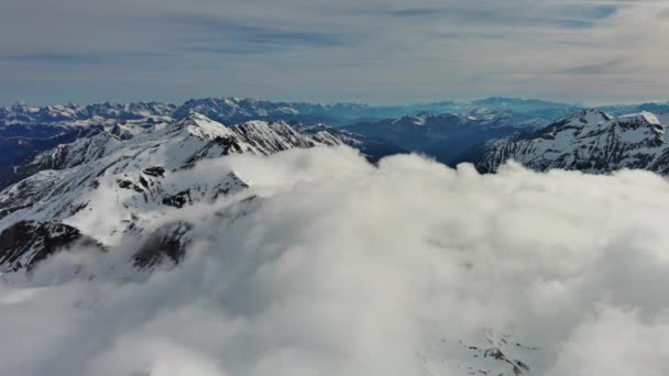 云彩覆盖的雪山山脉景观的空中景观 奥地利阿尔卑斯山全景4K — 图库视频影像
