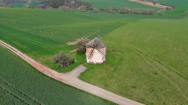 Aerial Körül Kilátás Öreg Malom Zöld Dombok Mezőgazdasági Területek Tavasz — Stock videók