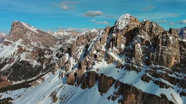 Gün Batımında Kar Altındaki Muhteşem Kayalık Dağların Hava Manzarası Dolomitler — Stok video