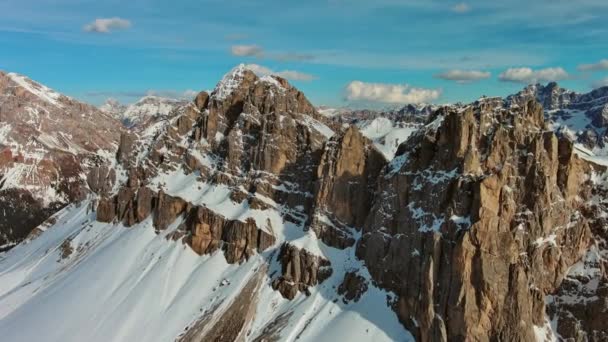 Vista Aérea Incríveis Montanhas Rochosas Neve Pôr Sol Dolomites Itália — Vídeo de Stock