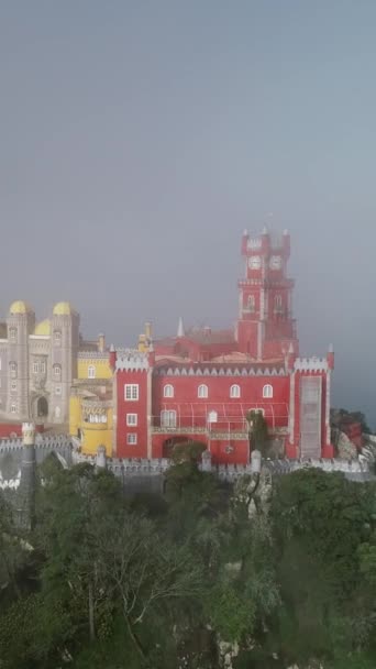 Вид Дворец Пена Palacio Pena Тумане Облаках Синтра Португалия Вертикальное — стоковое видео