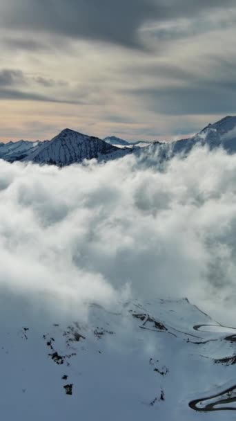 云彩覆盖的雪山山脉景观的空中景观 阿尔卑斯山 奥地利 垂直录像 — 图库视频影像