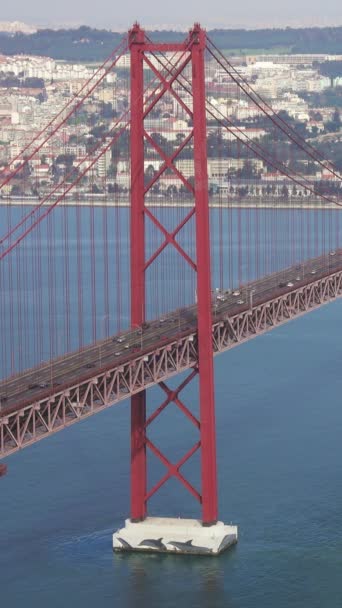 4月25日的大桥 背景为葡萄牙里斯本市的车流量和全景 垂直录像 — 图库视频影像