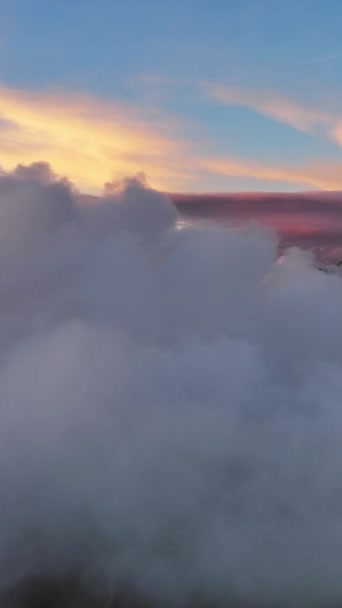Vliegen Heldere Wolken Zee Felle Zonsondergang Kleuren Verticale Video — Stockvideo