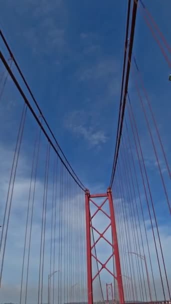 Οδηγώντας Στη Διάσημη Γέφυρα Της 25Ης Απριλίου Στη Λισαβόνα Της — Αρχείο Βίντεο