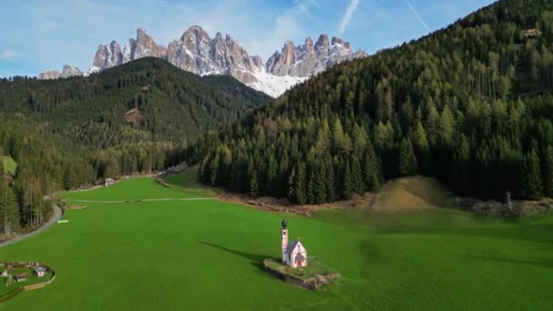 Paisagem Primavera Com Shurch Aldeia Santa Magdalena Dolomitas Italianas Alpes — Vídeo de Stock
