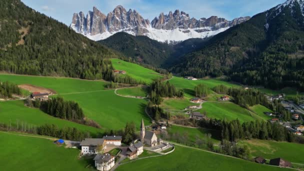 Wiosenny Krajobraz Skorupą Wiosce Santa Magdalena Włoskie Alpy Dolomitowe Południowym — Wideo stockowe