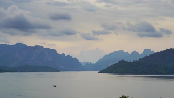 タイ南部のカオソク国立公園の日没でラン湖をチェック タイムラプス4Kでズーム — ストック動画