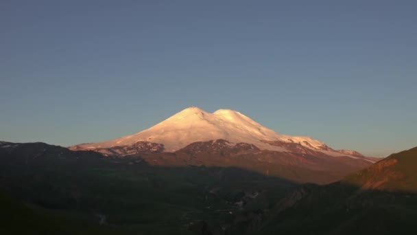 Güneş Doğarken Elbrus Dağı Nın Güzel Manzarası Kuzey Kafkasya Dağları — Stok video