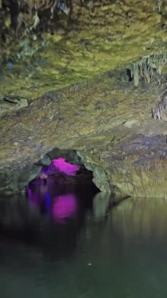 Båtar Den Underjordiska Floden Mörk Stengrotta Magiskt Flerfärgat Ljus Vertikal — Stockvideo