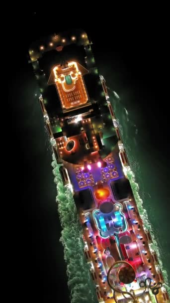 Geceleri Denizde Yanan Büyük Bir Yolcu Gemisinin Havadan Görünüşü Dikey — Stok video