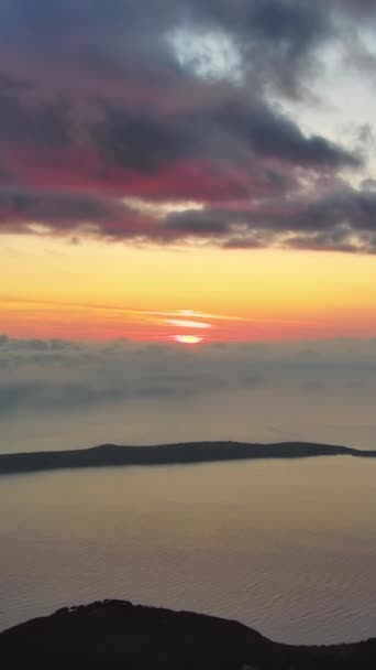 일몰에 아드리아 구름과 오렌지 태양과 다채로운 하늘의 크로아티아 비디오 — 비디오